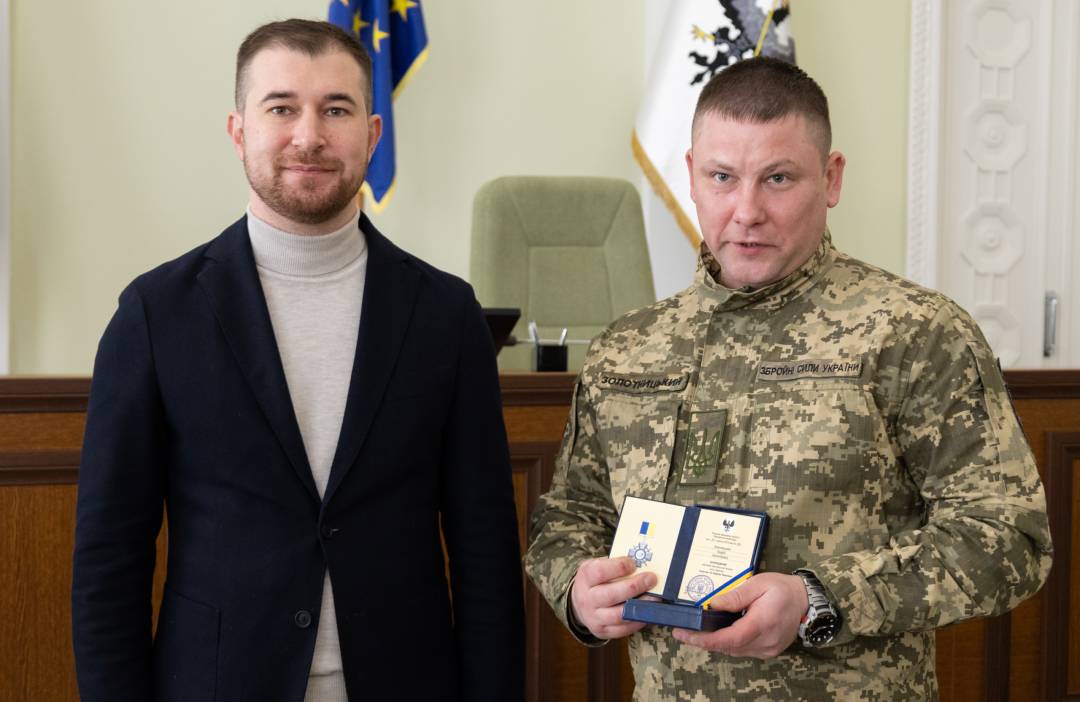 Сертифікат на 10 млн грн та вручення відзнак «За оборону Чернігова»: Олександр Ломако зустрівся з військовими Сил ТрО