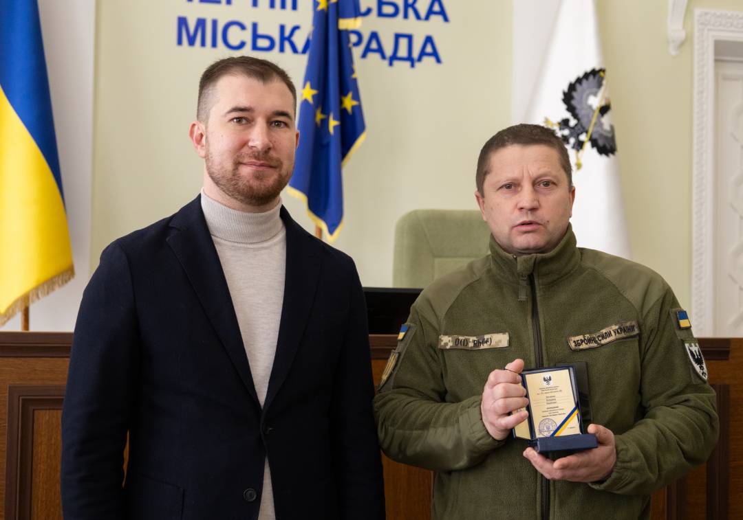 Сертифікат на 10 млн грн та вручення відзнак «За оборону Чернігова»: Олександр Ломако зустрівся з військовими Сил ТрО