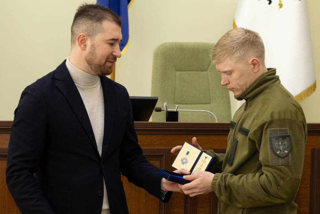 Сертифікат на 10 млн грн та вручення відзнак «За оборону Чернігова»: Олександр Ломако зустрівся з військовими Сил ТрО