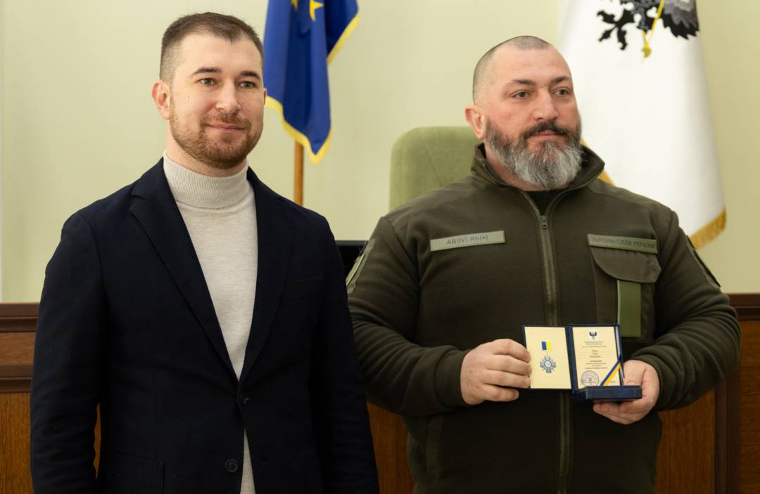 Сертифікат на 10 млн грн та вручення відзнак «За оборону Чернігова»: Олександр Ломако зустрівся з військовими Сил ТрО
