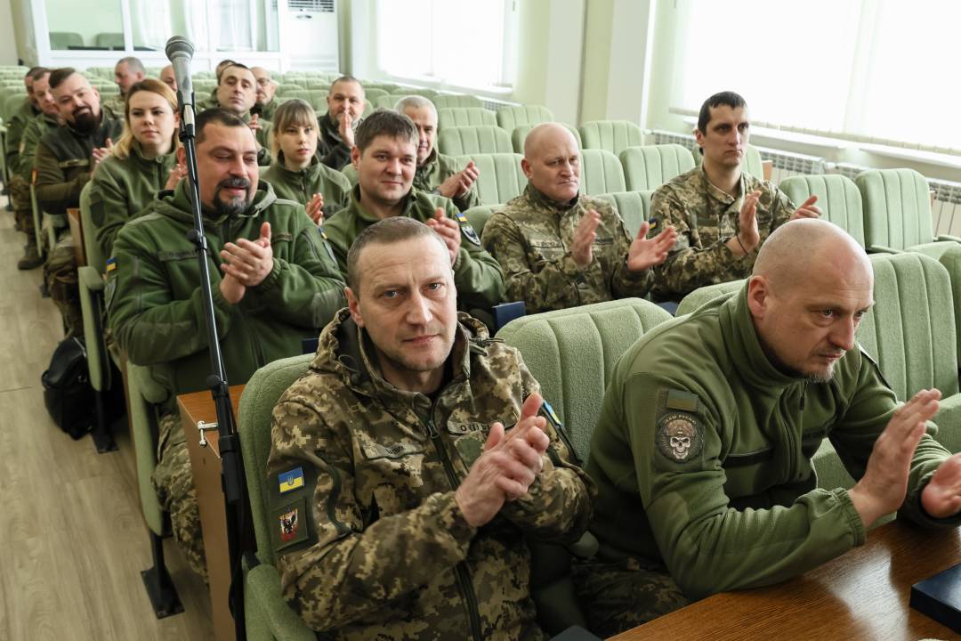 Сертифікат на 10 млн грн та вручення відзнак «За оборону Чернігова»: Олександр Ломако зустрівся з військовими Сил ТрО