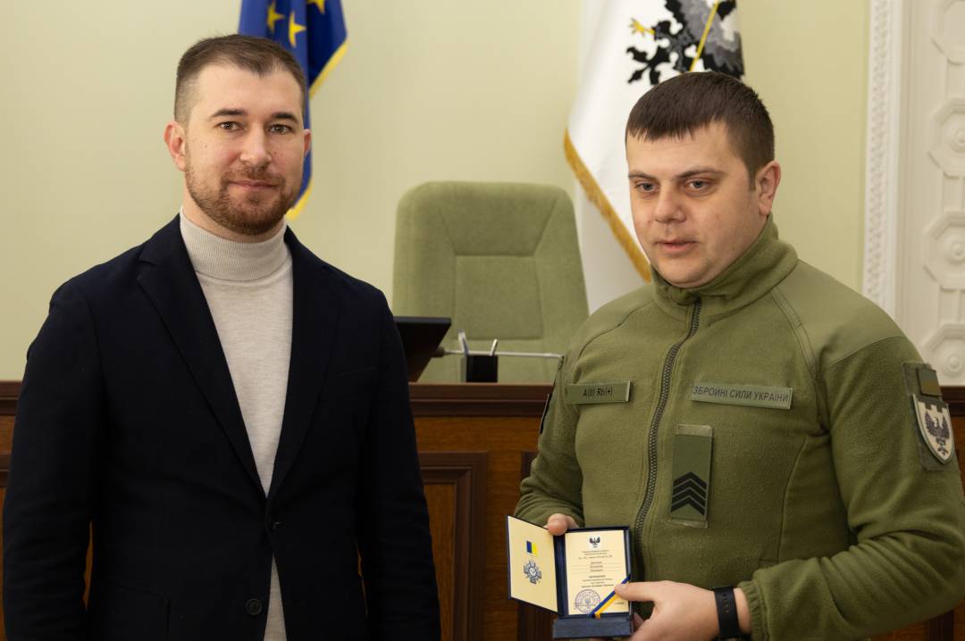 Сертифікат на 10 млн грн та вручення відзнак «За оборону Чернігова»: Олександр Ломако зустрівся з військовими Сил ТрО