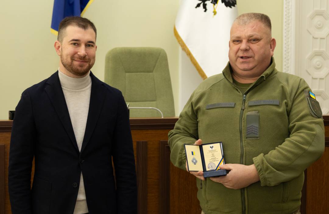 Сертифікат на 10 млн грн та вручення відзнак «За оборону Чернігова»: Олександр Ломако зустрівся з військовими Сил ТрО