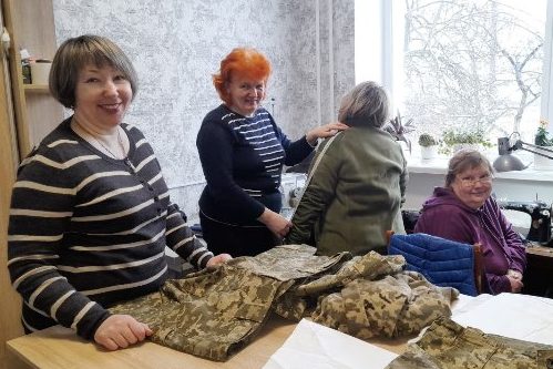 Швачки з Центру надання соціальних послуг у Городні шиють одяг для армії