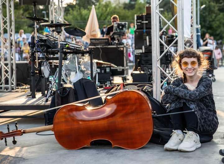 Талановита чернігівка, яка вимушено перебуває за кордоном, написала книжку та вправляється в музиці