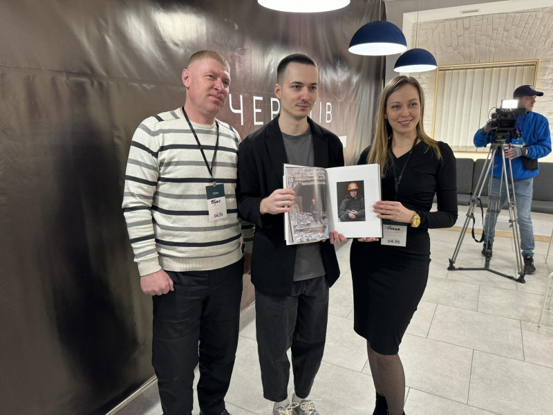 У Чернігові презентували фотокнигу про людей-героїв, які допомагали під час облоги міста (Фото)