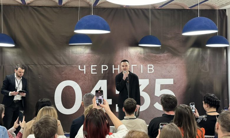 У Чернігові презентували фотокнигу про людей-героїв, які допомагали під час облоги міста (Фото)
