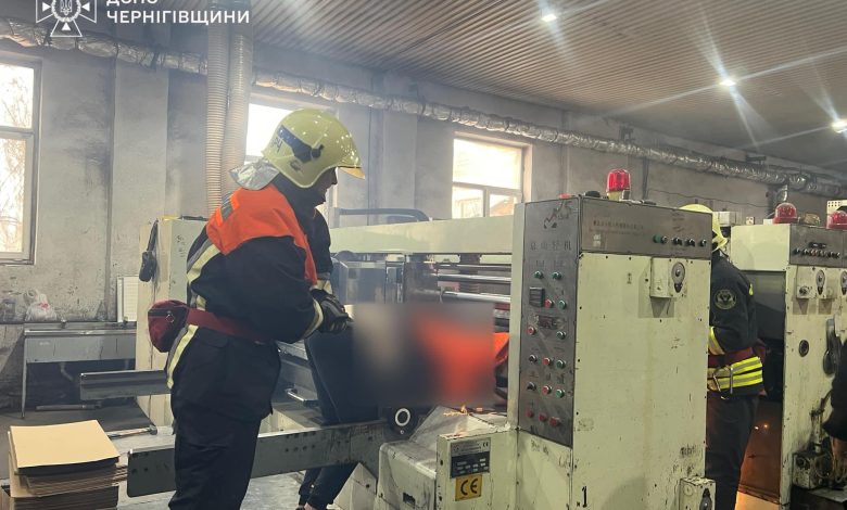 У Чернігові рятувальники вивільнили чоловіка, руку якого затисло у верстаті