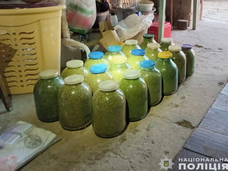 У Чернігові затримали групу наркодилерів та вилучили понад 11 кілограмів наркотиків