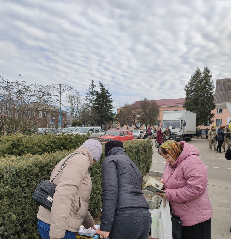 У громаді на Чернігівщині практикують читання на вулиці (Фото)