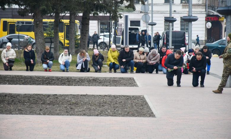 У Ніжині навколішки провели в останню путь Героя