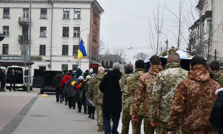 У Ніжині навколішки провели в останню путь Героя