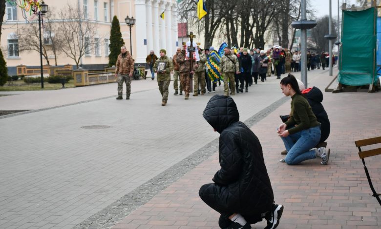 У Ніжині навколішки провели в останню путь Героя