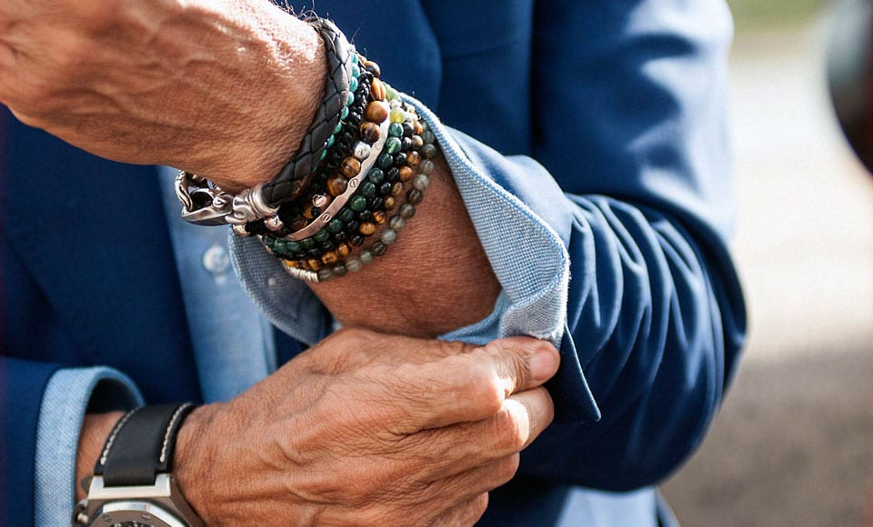 Как носить браслет мужчине, чтобы выглядеть стильно