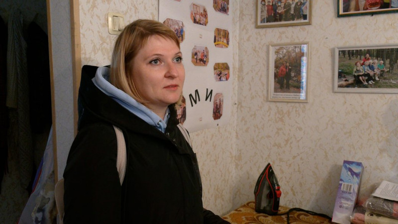 З Маріуполя, Бахмута й місцеві – усім їм за 60: у Чернігові волонтерки шиють постіль для переселенців