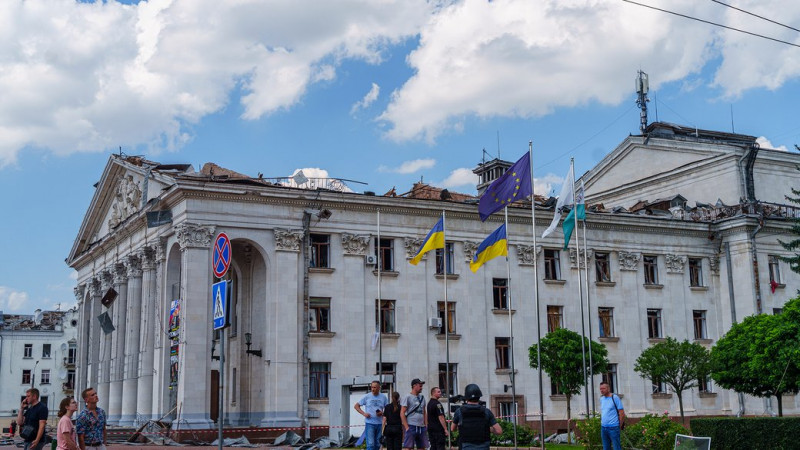 Ракетний удар по драмтеатру в Чернігові: на зустріч виробників дронів не прийшла третина із зареєстрованих учасників