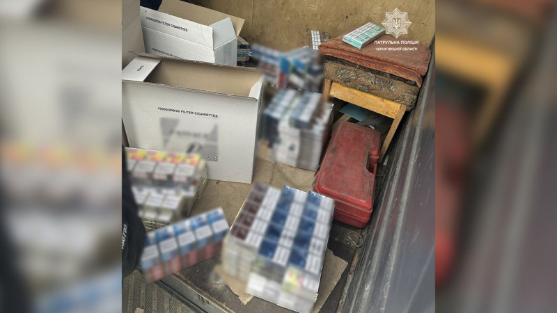 У Чернігові зупинили водія, який перевозив у мікроавтобусі близько 6 тисяч пачок цигарок за підробленими документами