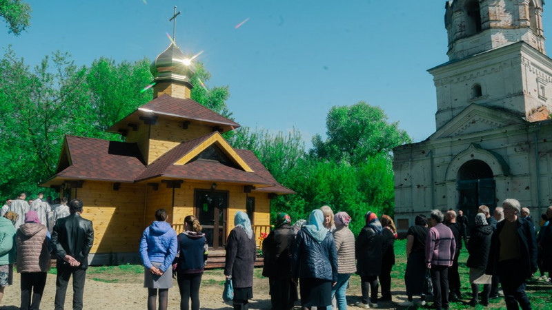 Храм в стилі козацького бароко: у Лукашівці на Чернігівщині поряд зі зруйнованою росіянами церквою відкрили нову