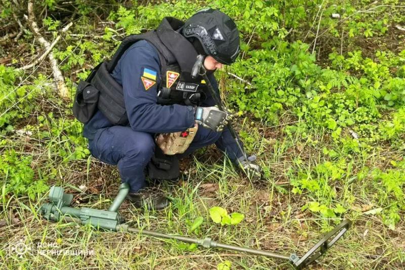 13 залучень за добу: піротехніки продовжують очищати Чернігівщину від вибухонебезпечних предметів