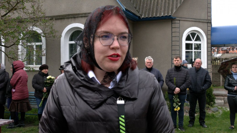 "Вона хотіла бути на захисті всіх людей": як прощалися з поліцейською, яка загинула через ракетний удар по Чернігову
