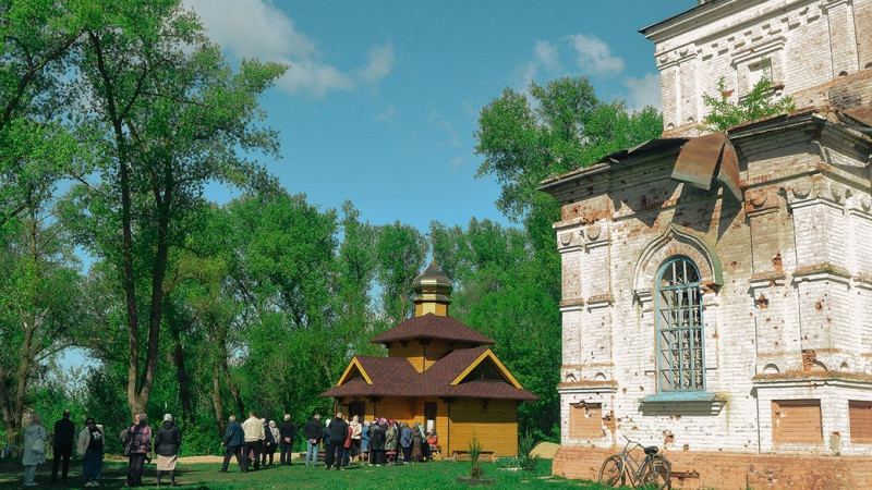 Храм в стилі козацького бароко: у Лукашівці на Чернігівщині поряд зі зруйнованою росіянами церквою відкрили нову