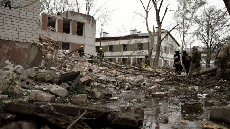 "Ніхто виселятися звідси не буде": де житимуть мешканці 2-поверхового будинку, пошкодженого ракетним ударом у Чернігові