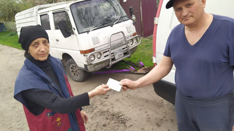 "Це була їхня воля": жителька Чернігівщини після смерті чоловіка та сина віддала автомобіль для потреб ЗСУ