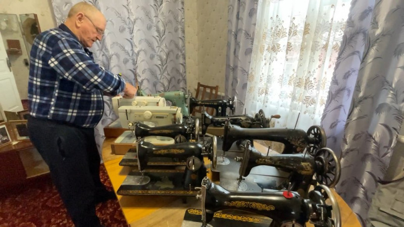 "Будь-яку запущу і будь-яка буде шити": житель Прилук, що на Чернігівщині, ремонтує та колекціонує швацькі машинки
