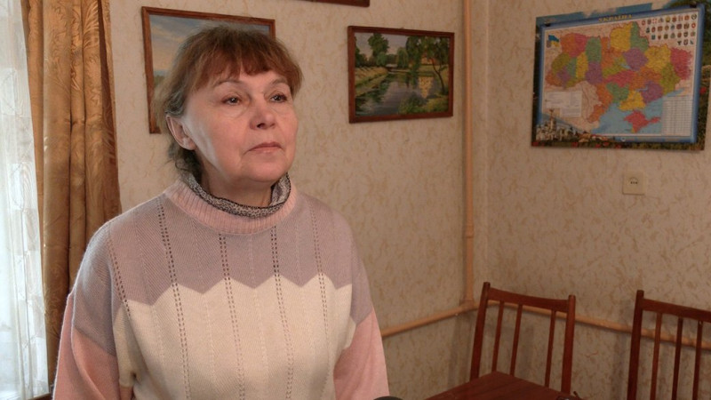 З Маріуполя, Бахмута й місцеві – усім їм за 60: у Чернігові волонтерки шиють постіль для переселенців