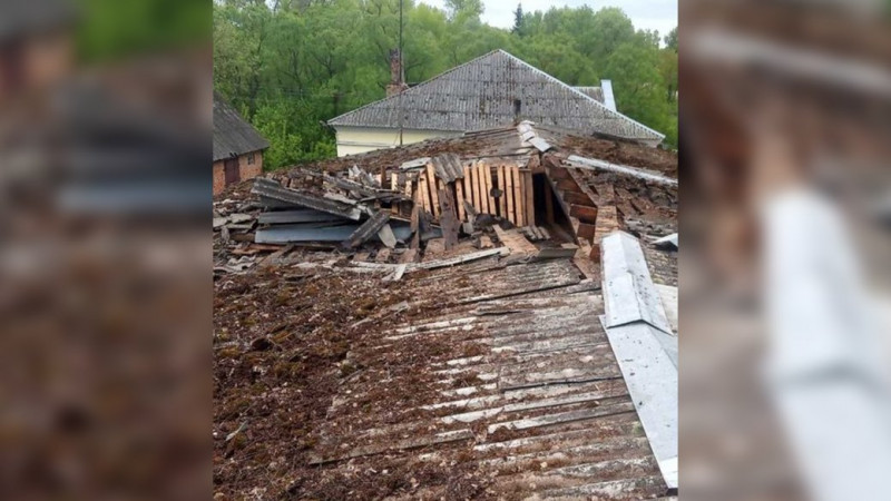 Пошкоджено пожежну частину: наслідки російського обстрілу села на Новгород-Сіверщині