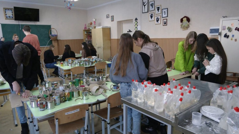 З Маріуполя, Бахмута й місцеві – усім їм за 60: у Чернігові волонтерки шиють постіль для переселенців