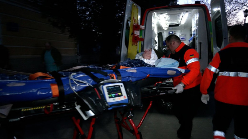 Хоче додому, але завдяки батьку тримається: тяжкопоранений Віталій Шумей почав говорити короткими фразами