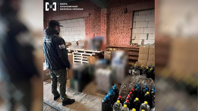 На Чернігівщині під виглядом брендованого віскі виготовляли сурогат та відправляли службою доставки у Київ