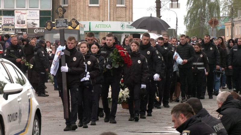 "Вона хотіла бути на захисті всіх людей": як прощалися з поліцейською, яка загинула через ракетний удар по Чернігову