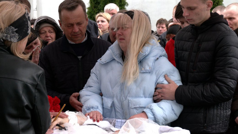"Вона хотіла бути на захисті всіх людей": як прощалися з поліцейською, яка загинула через ракетний удар по Чернігову