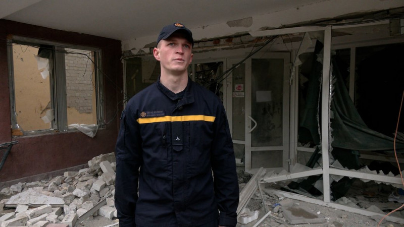 Розмовляли з людьми та розбирали руками уламки плит: історії рятувальників з Чернігова