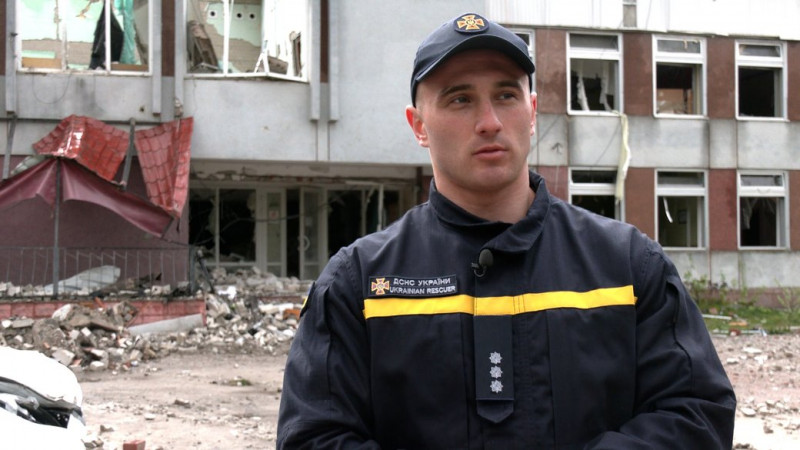 Розмовляли з людьми та розбирали руками уламки плит: історії рятувальників з Чернігова