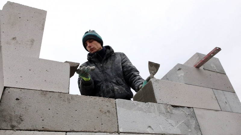 На Чернігівщині студентів, які здобувають будівельні професії, намагаються залучити до відновлення зруйнованих будинків