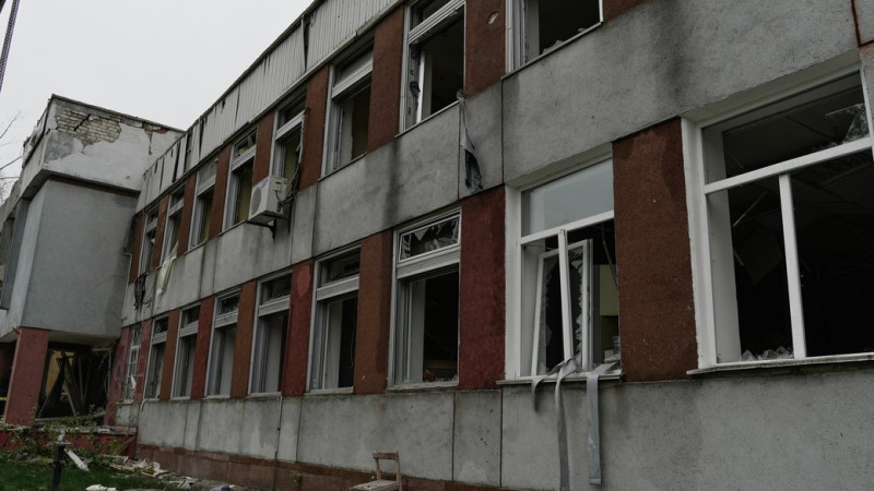 Шість громад на Чернігівщині отримали спецтехніку для розчищення завалів та переробки відходів руйнувань