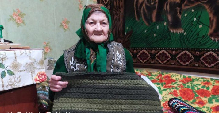 92-річна жителька Чернігівщини плете гачком килимки та пояси для військових