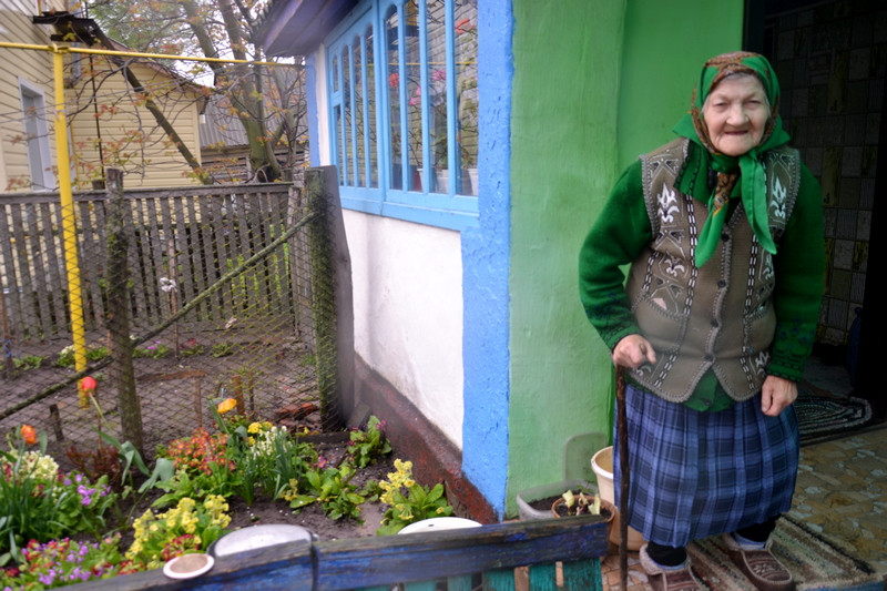 92-річна жителька Чернігівщини плете гачком килимки та пояси для військових