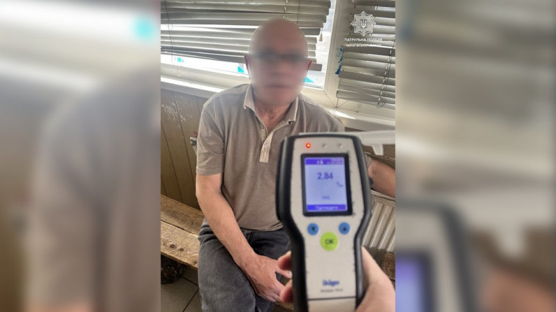 Алкоголь в 12 та 14 разів перевищував норму: у Чернігові один п'яний водій в'їхав у паркан, іншого — зупинили на дорозі