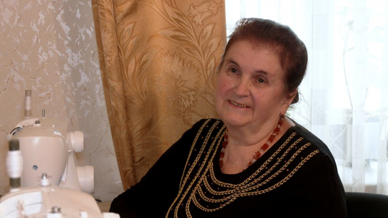 З Маріуполя, Бахмута й місцеві – усім їм за 60: у Чернігові волонтерки шиють постіль для переселенців