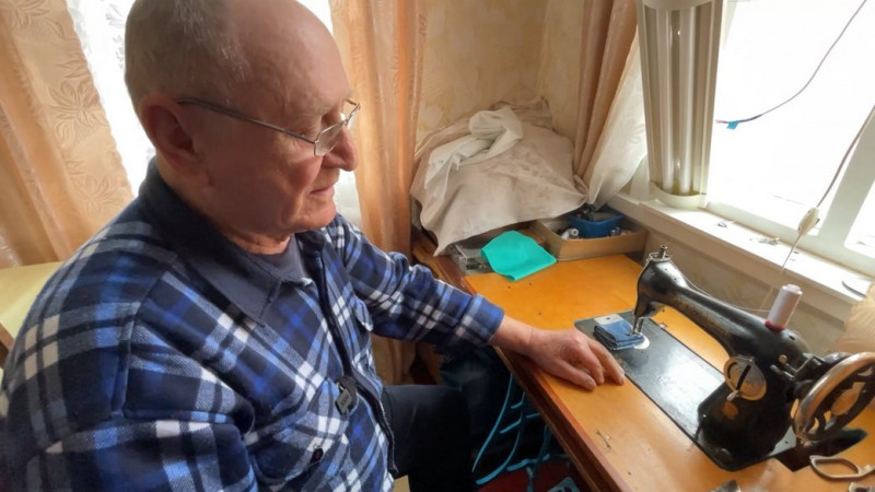 "Будь-яку запущу і будь-яка буде шити": житель Прилук, що на Чернігівщині, ремонтує та колекціонує швацькі машинки
