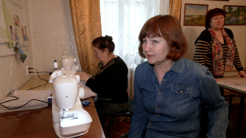 З Маріуполя, Бахмута й місцеві – усім їм за 60: у Чернігові волонтерки шиють постіль для переселенців