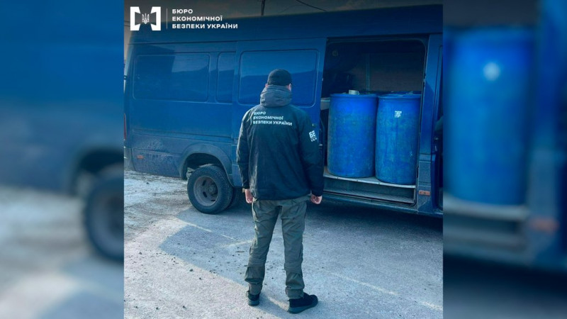 На Чернігівщині під виглядом брендованого віскі виготовляли сурогат та відправляли службою доставки у Київ
