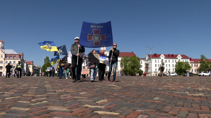 “Наше життя теж в полоні”: у Чернігові провели акцію на підтримку полонених нацгвардійців та бійців з "Азову"