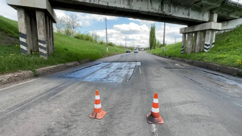 У Прилуках розпочали ямковий ремонт доріг: скільки грошей на це виділили та на яких вулицях проводитимуть роботи