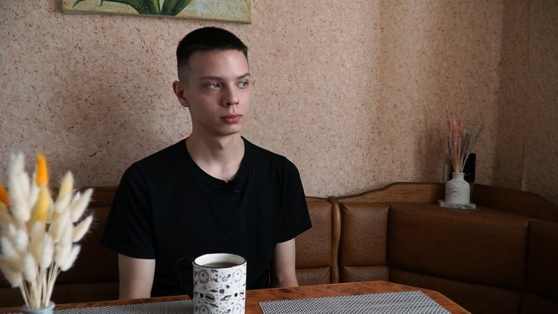 "Не віддам нікому": 20-річний чернігівець повернув сестер з-за кордону, де вони залишились самі після смерті матері