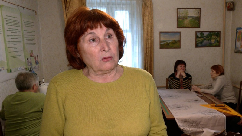 З Маріуполя, Бахмута й місцеві – усім їм за 60: у Чернігові волонтерки шиють постіль для переселенців